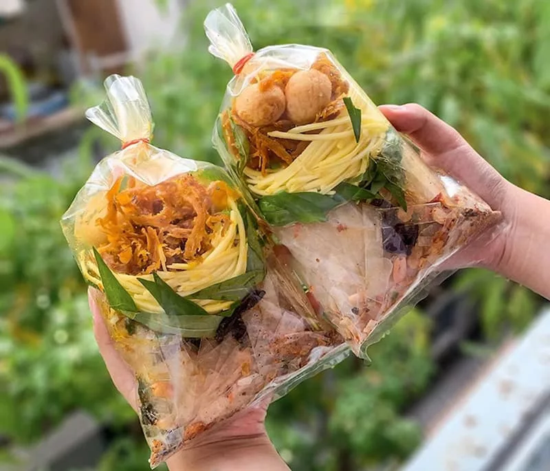 Bánh tráng trộn - Đặc sản Sài Gòn